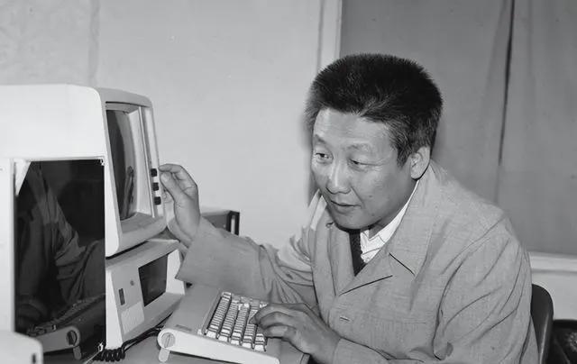 東方紅衛(wèi)星超重孫家棟堅(jiān)持拆掉毛主席像章周恩來說：支持你！